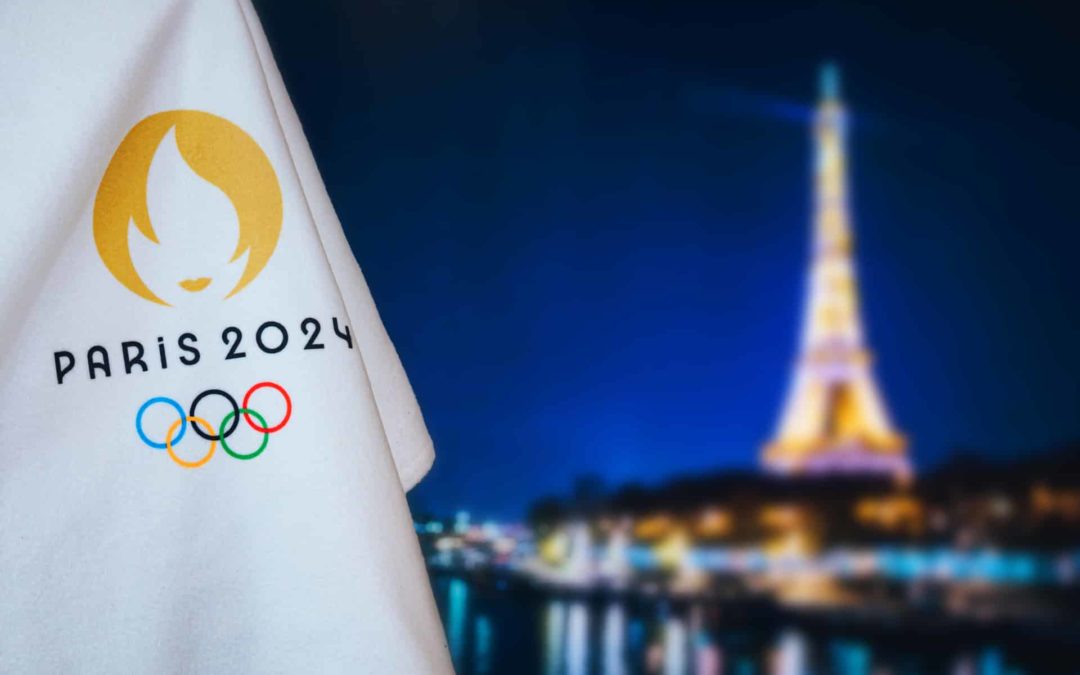 Jeux Olympiques d'été Paris 2024 sur fond noir. Logo officiel des JO 2024 à Paris sur un drap blanc avec la ville sombre dans la nuit. Espace de montage noir, événement sportif.