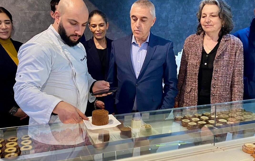 « Food’Art par Mohamed » : Quand la pâtisserie rencontre le street art à Asnières-sur-Seine