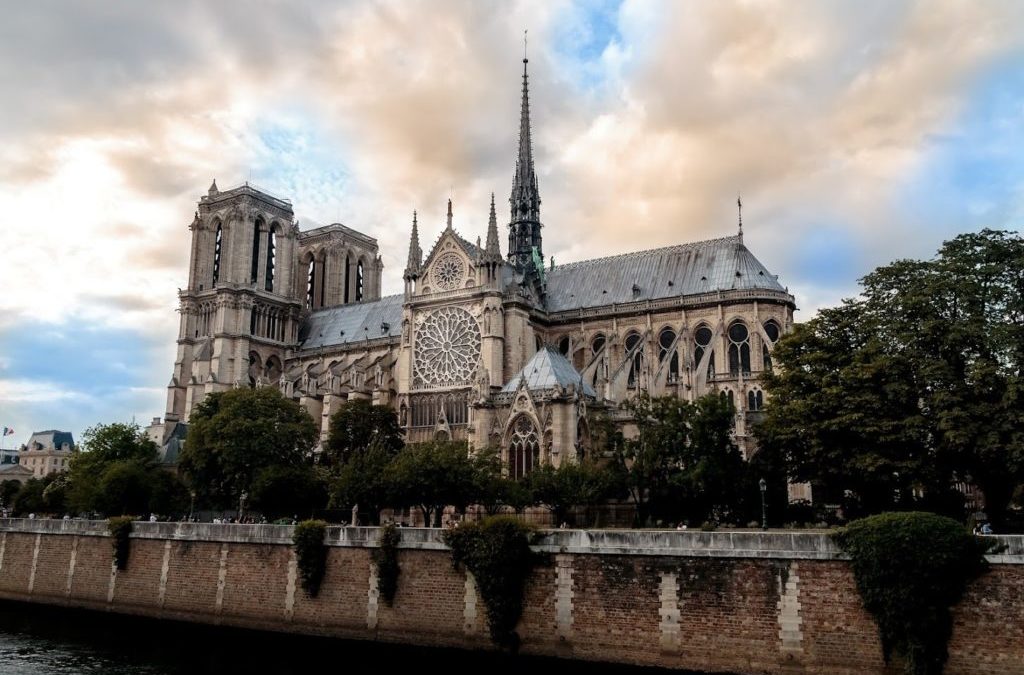 Notre-Dame Reborn: Un Clash de Titans entre Tradition et Modernité