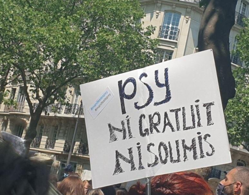 "Un psychologue qui commence à travailler gagne le SMIC" : on était à la manifestation des psychologues à Paris