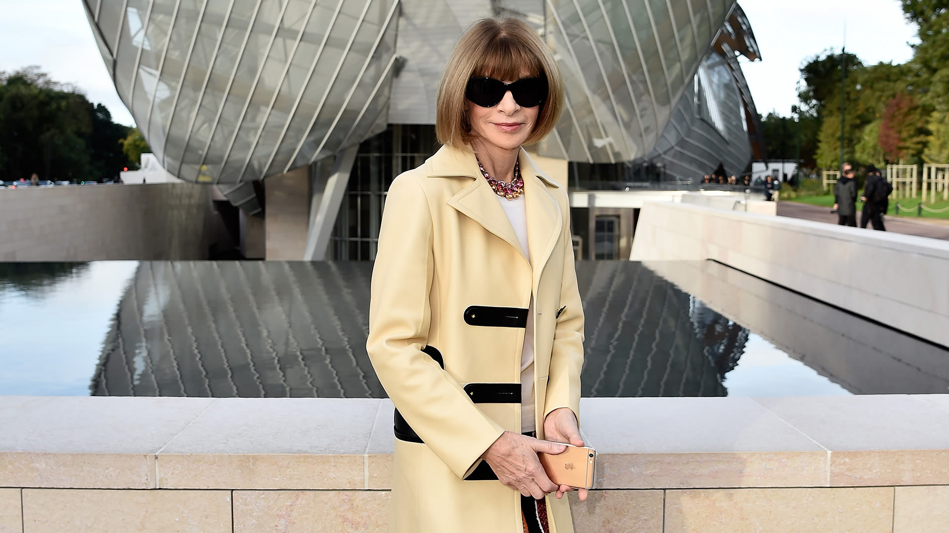 Anna Wintour à Paris : entre éclat et extravagance, la Fashion Week comme vous ne l’avez jamais vue