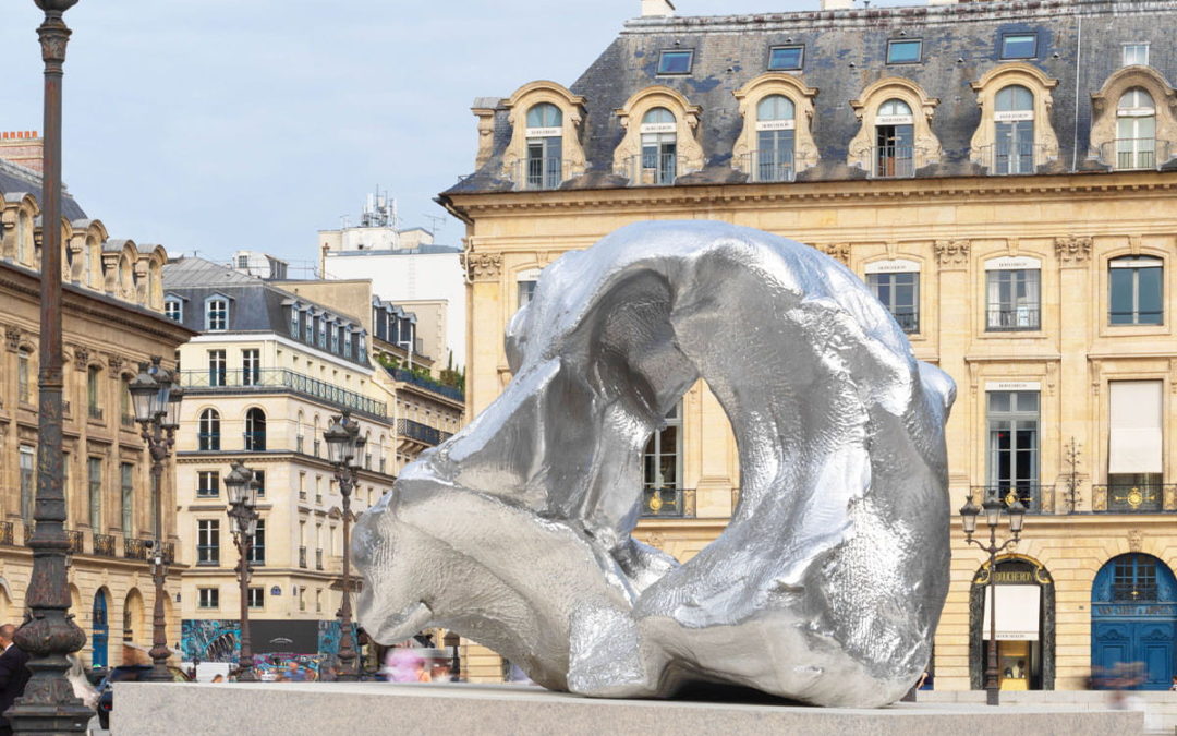 Paris en pleine transformation : les œuvres d’art géantes qui réveillent les rues