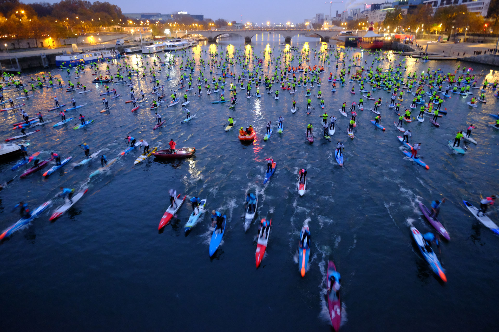 Quand la Seine devient le terrain de jeu des champions de paddle