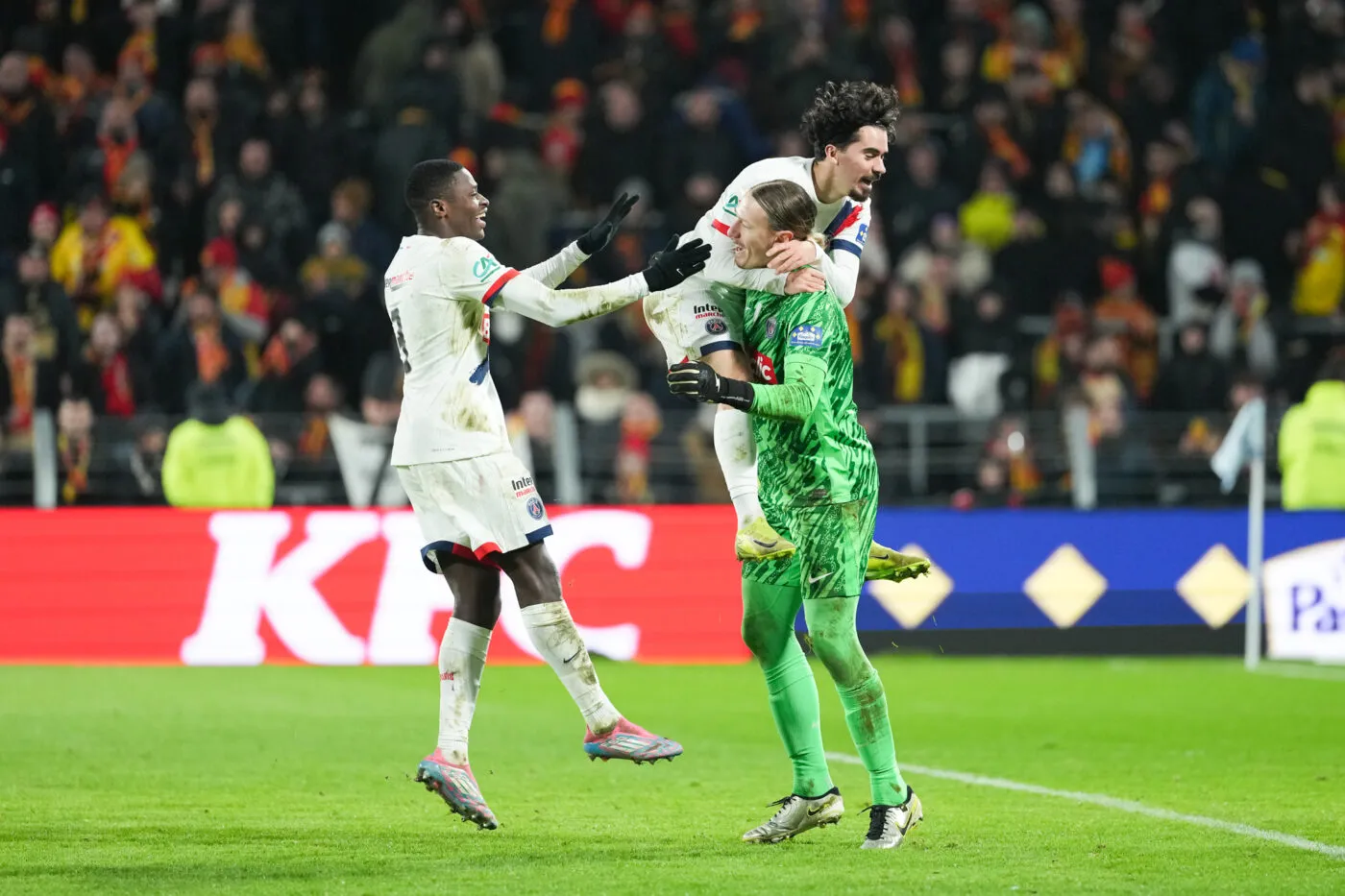 PSG vs Lens : quand Safonov vole la vedette aux stars