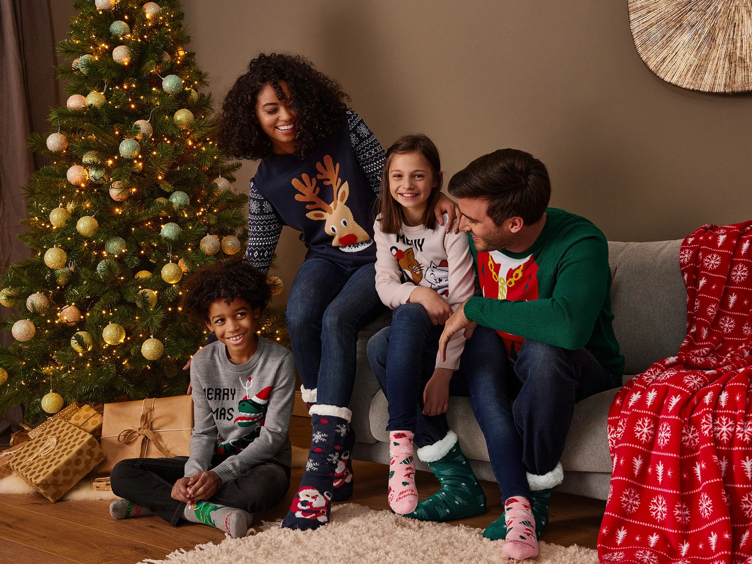Quand le pull moche de Noël devient l’accessoire de mode ultime