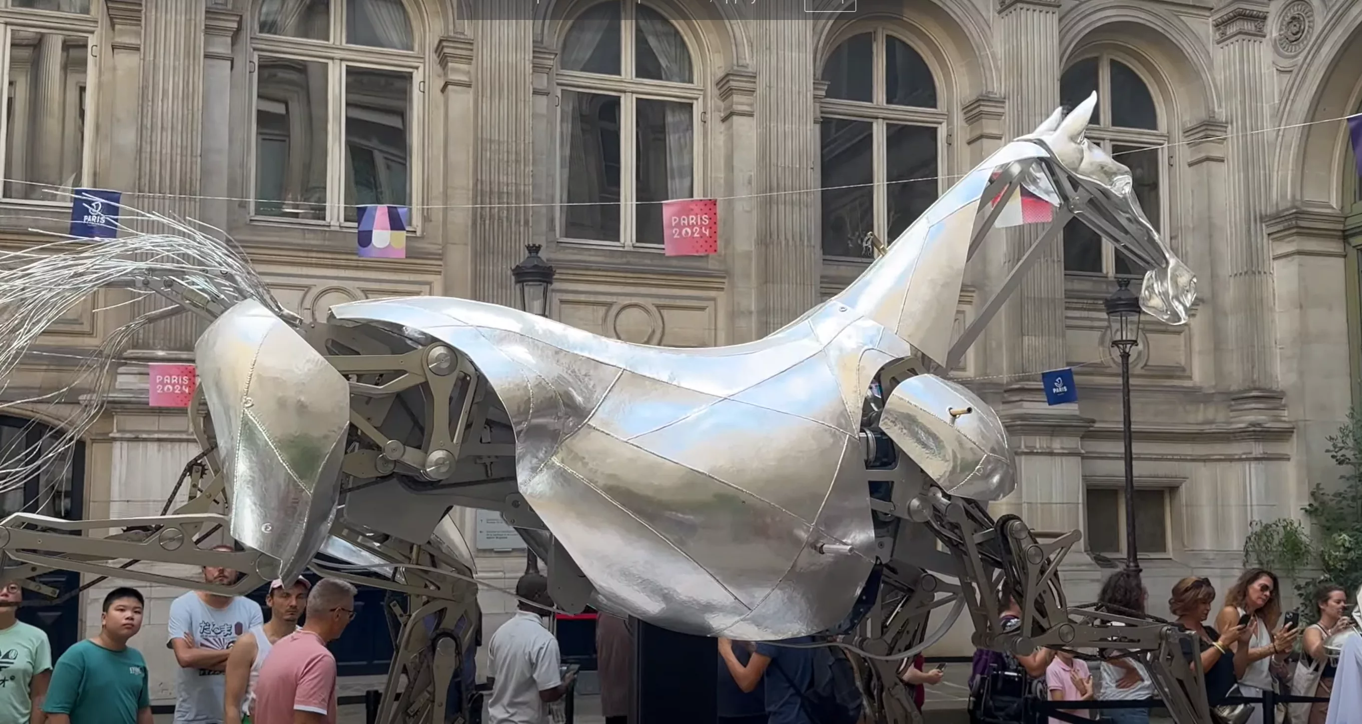 ZEUS, le cheval d’acier qui décoiffe Paris
