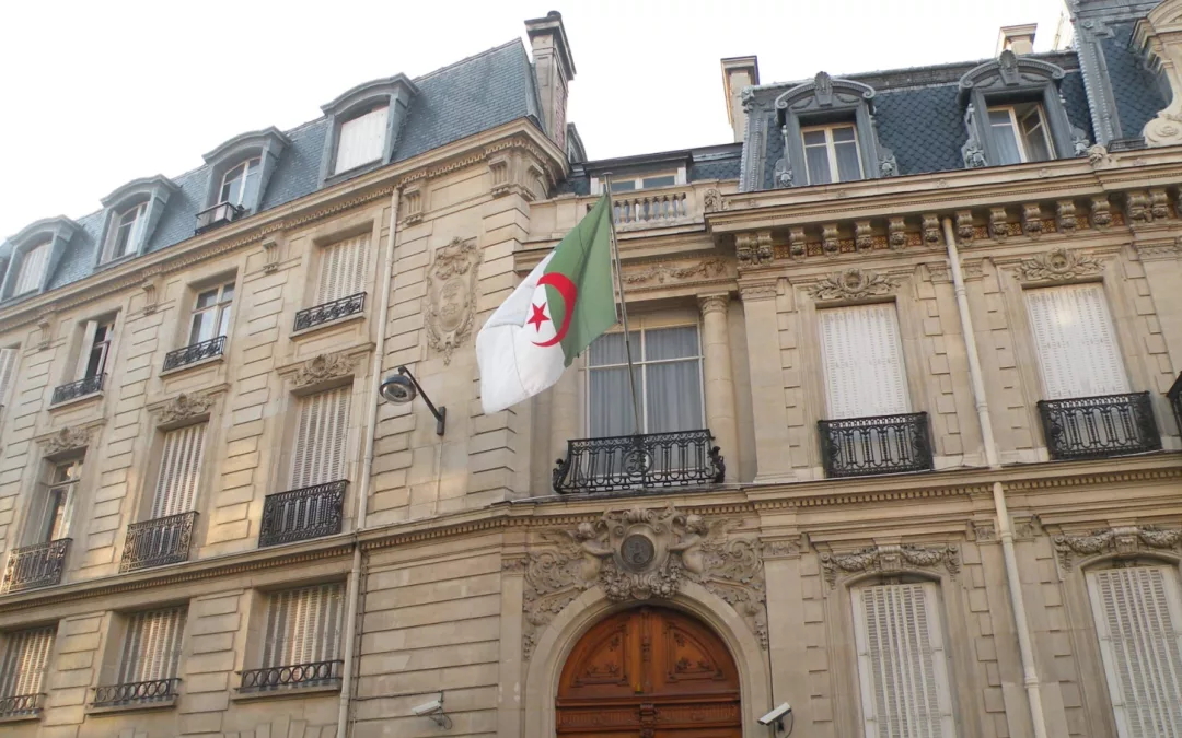 Façade d’un consulat algérien avec drapeau algérien à Paris
