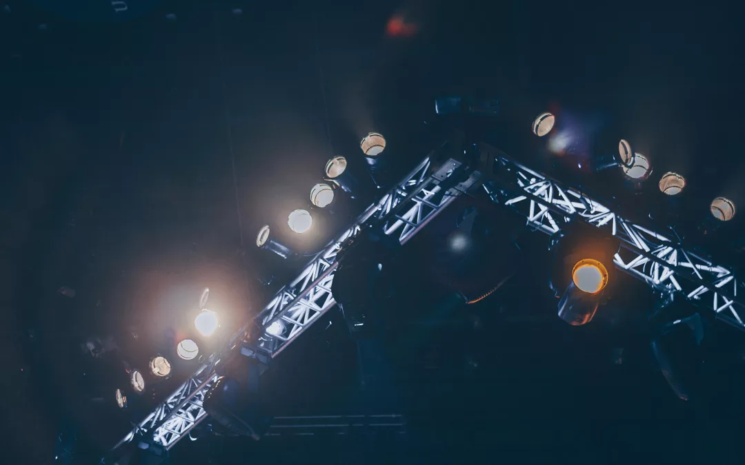 Jeux de lumières sur scène lors du Raye concert Paris 2025 à l’Hippodrome de Longchamp pendant le festival Lollapalooza.