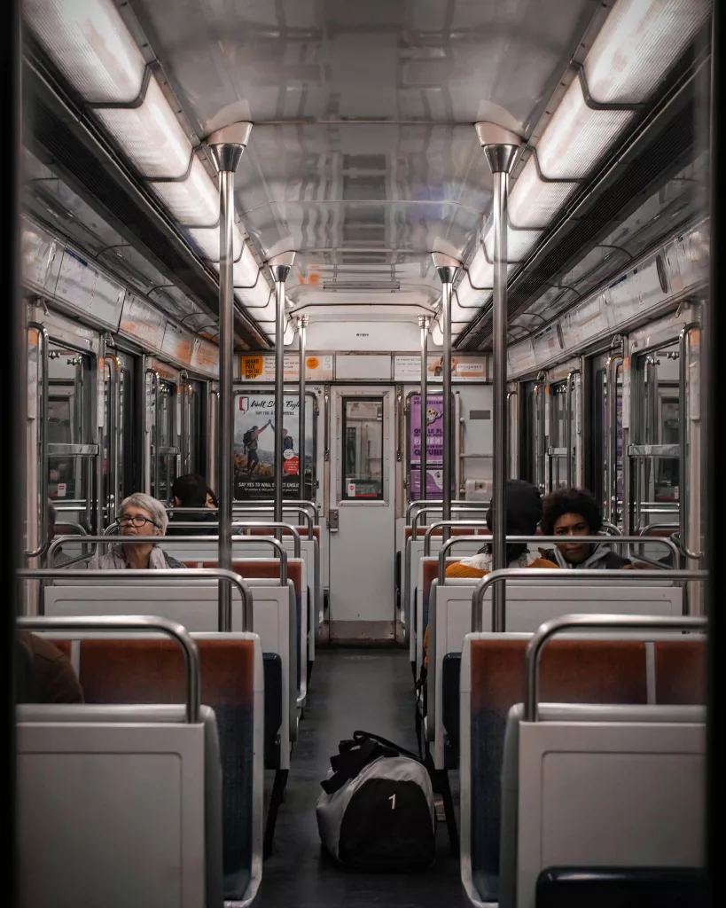 Voyageurs dans le métro parisien aux heures de pointe.