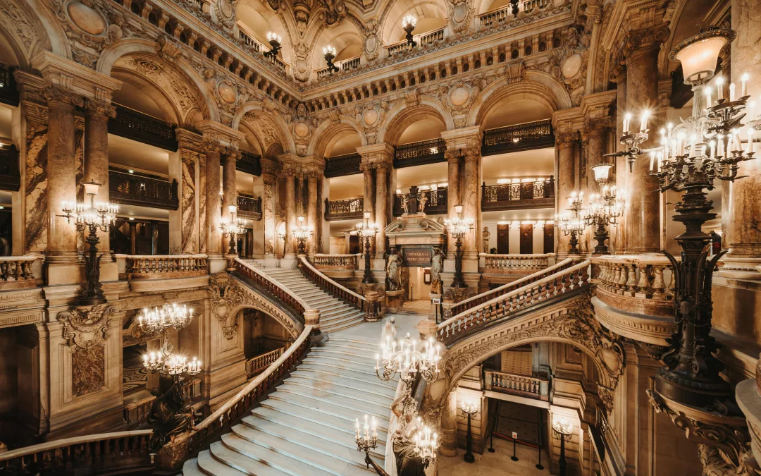 Escalier majestueux et architecture intérieure de l’Opéra Garnier à Paris, décor somptueux de style Second Empire.