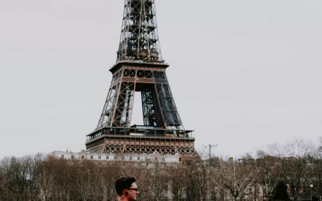 Coureur participant à la course Paris-Versailles devant la Tour Eiffel à Paris