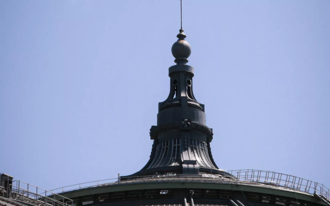 Dôme du Grand Palais à Paris avec drapeau français