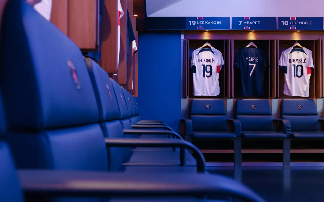 Vestiaire du PSG avec les maillots de Lee Kang-In, Mbappé et Ousmane Dembélé, symbole de la victoire et du Ballon d’Or 2025.