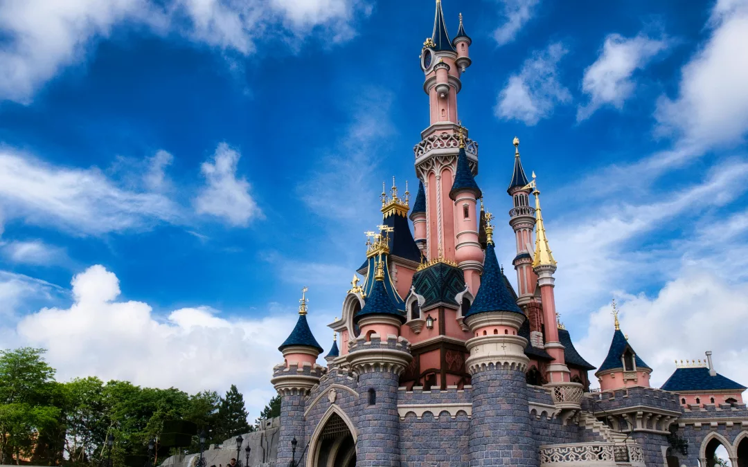 Château de la Belle au Bois Dormant à Disneyland Paris sous un ciel bleu