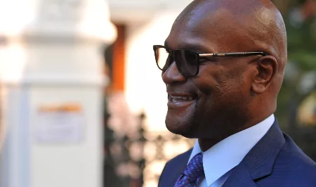 Portrait de l’ambassadeur sud-africain à Paris en costume et lunettes de soleil
