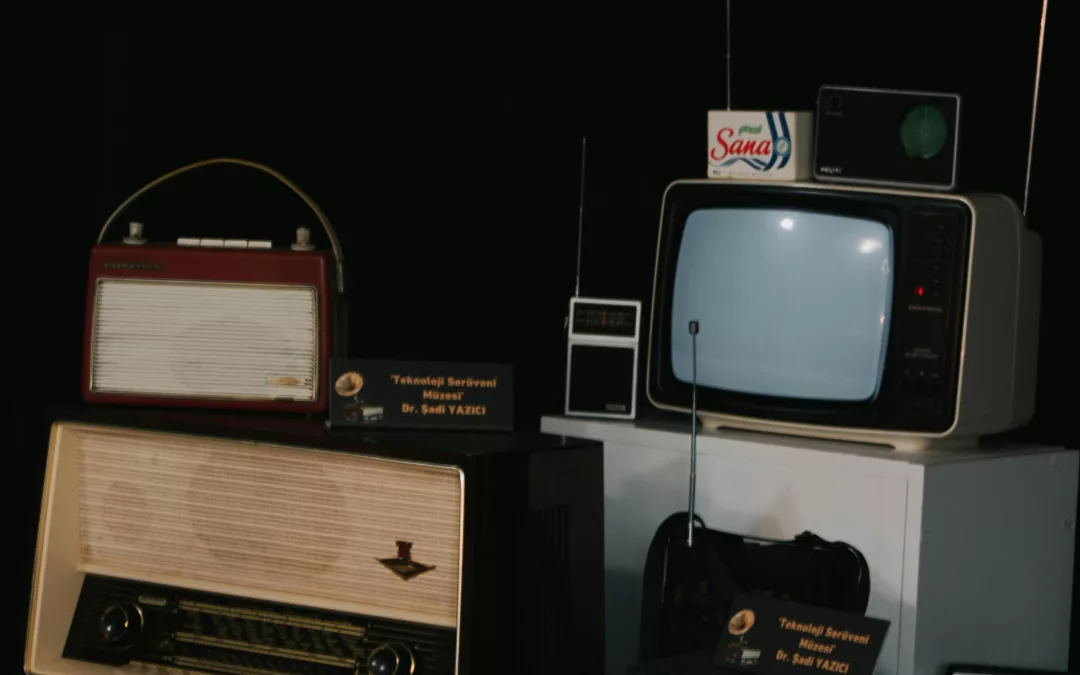 Collection vintage de radios et télévisions illustrant l’évolution des médias traditionnels vers l’ère numérique.