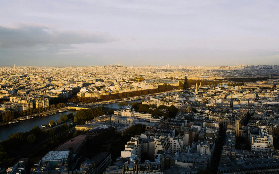 Vue aérienne de Paris au lever du jour, symbole d’une capitale observant la crise politique du gouvernement Lecornu.