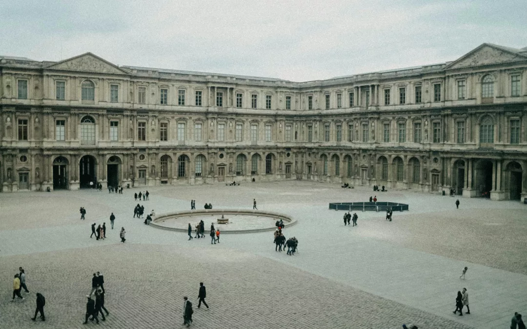Cour du Palais de Justice de Paris, lieu symbolique du système judiciaire français, photographiée un jour gris.