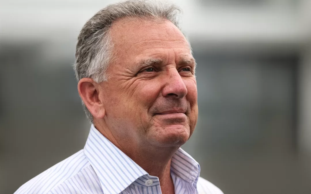 Homme mûr en chemise claire, photographié en extérieur, incarnant une figure influente du secteur immobilier américain.