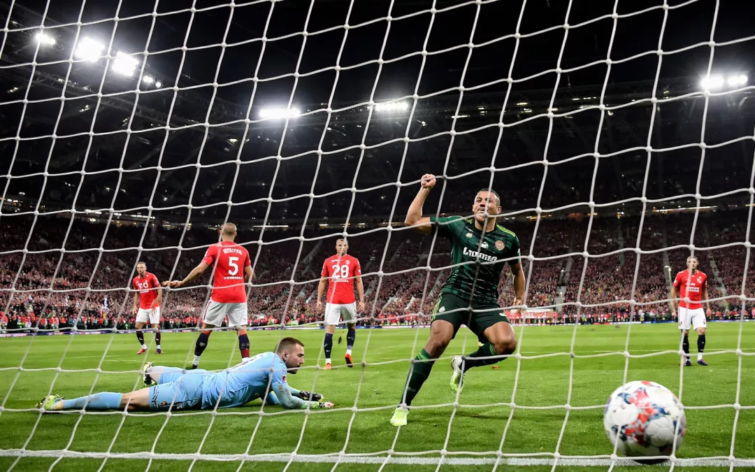 Action de jeu à Old Trafford lors de Manchester United – Bournemouth, ballon au fond des filets après une occasion décisive, sans visages visibles.