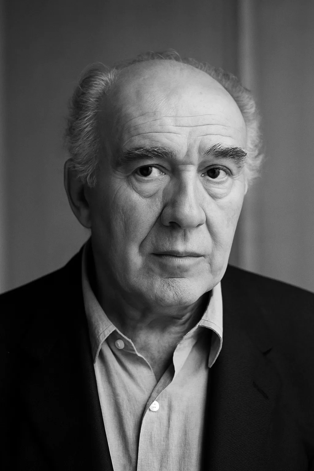 Portrait en noir et blanc de Michel Piccoli, acteur français emblématique.